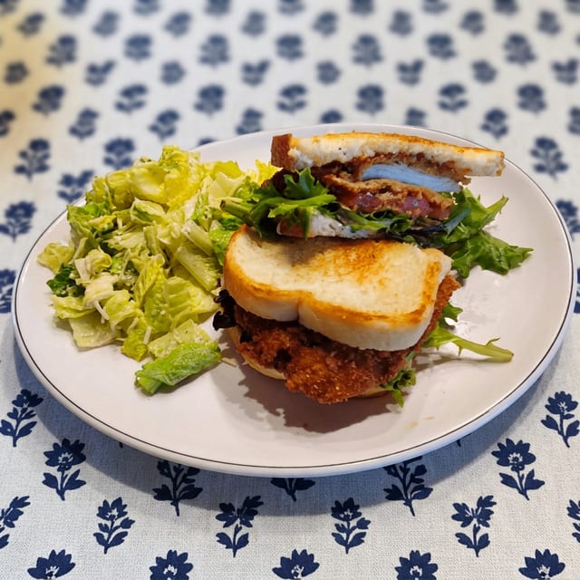 Jägerschnitzel Sandwich.
